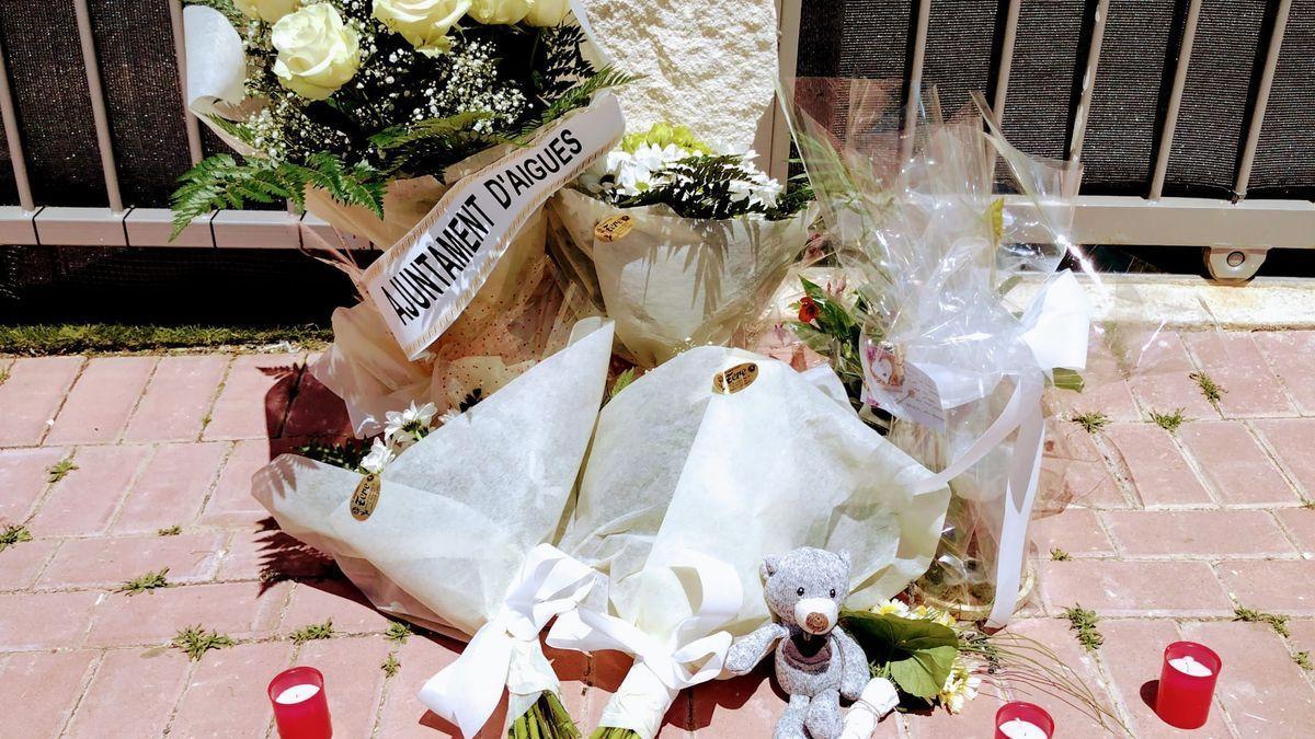 Ramos de flores depositados por el Ayuntamiento y vecinos frente a la casa donde se ha registrado el accidente mortal.