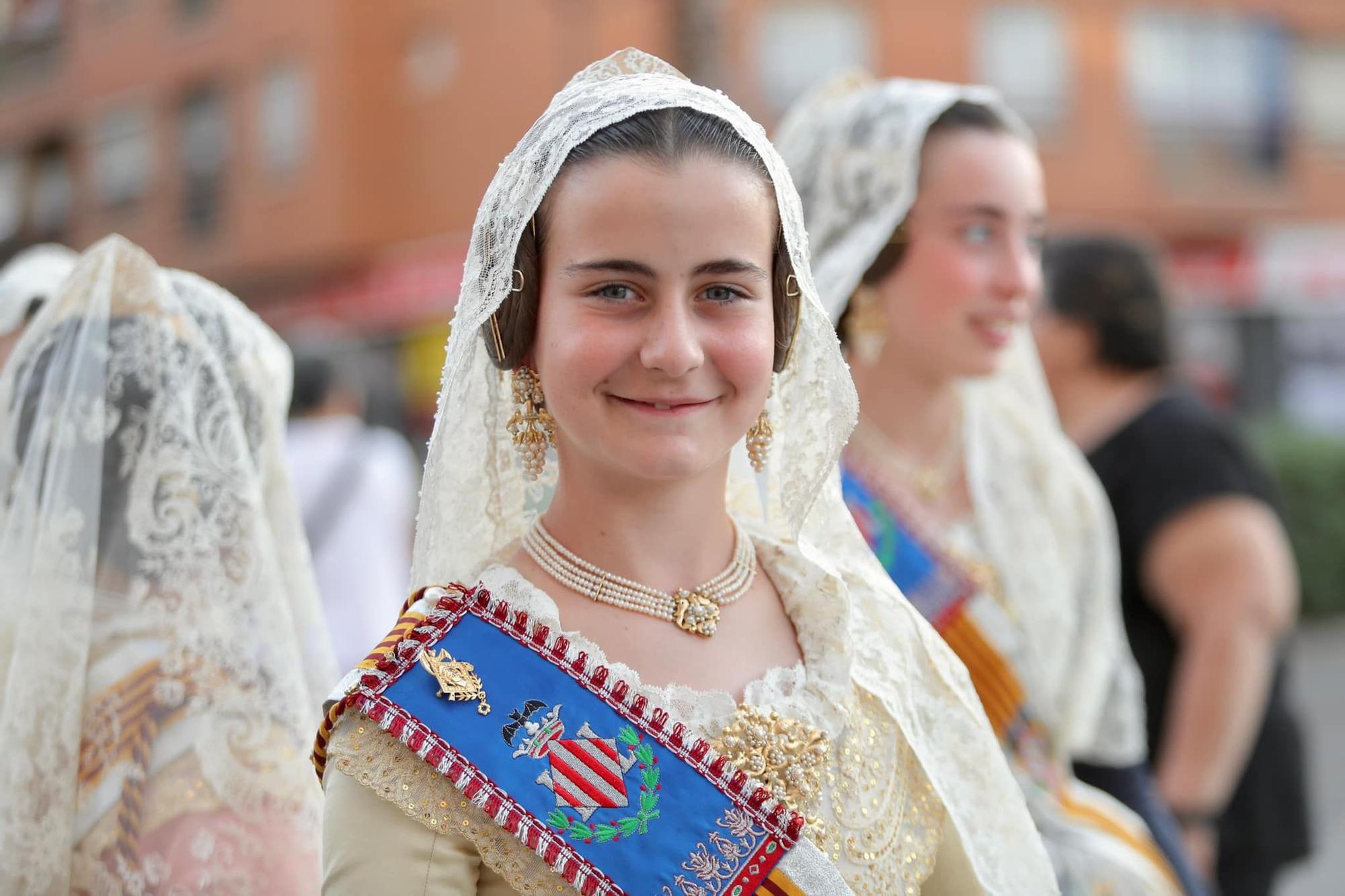 Nerea y la corte infantil acompañan a la Virgen de los Desamparados de l'Horta