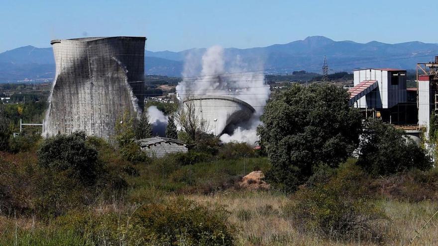 Voladura controlada de las torres de refrigeración de la central térmica Compostilla II, en Cubillos del Sil (León). | Ana F. Barredo