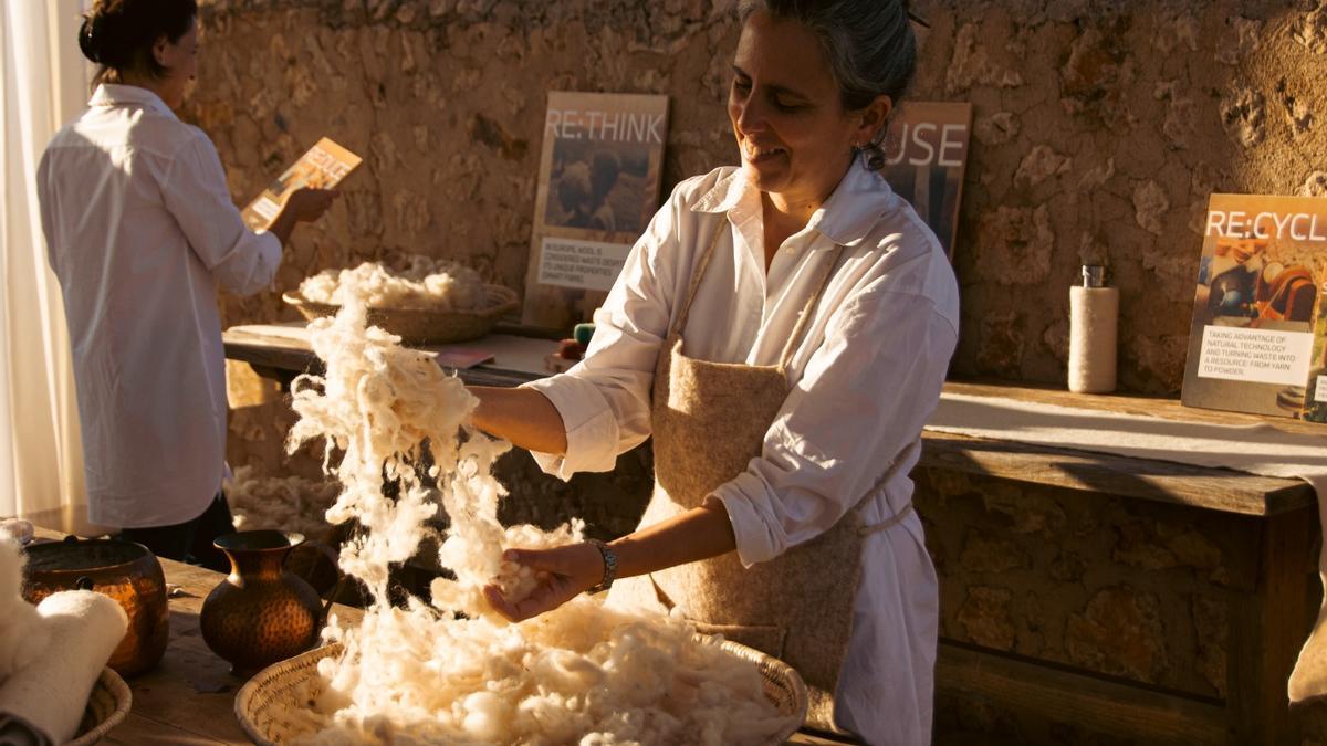 Las dos fundadoras de Llanatura trabajando con la lana
