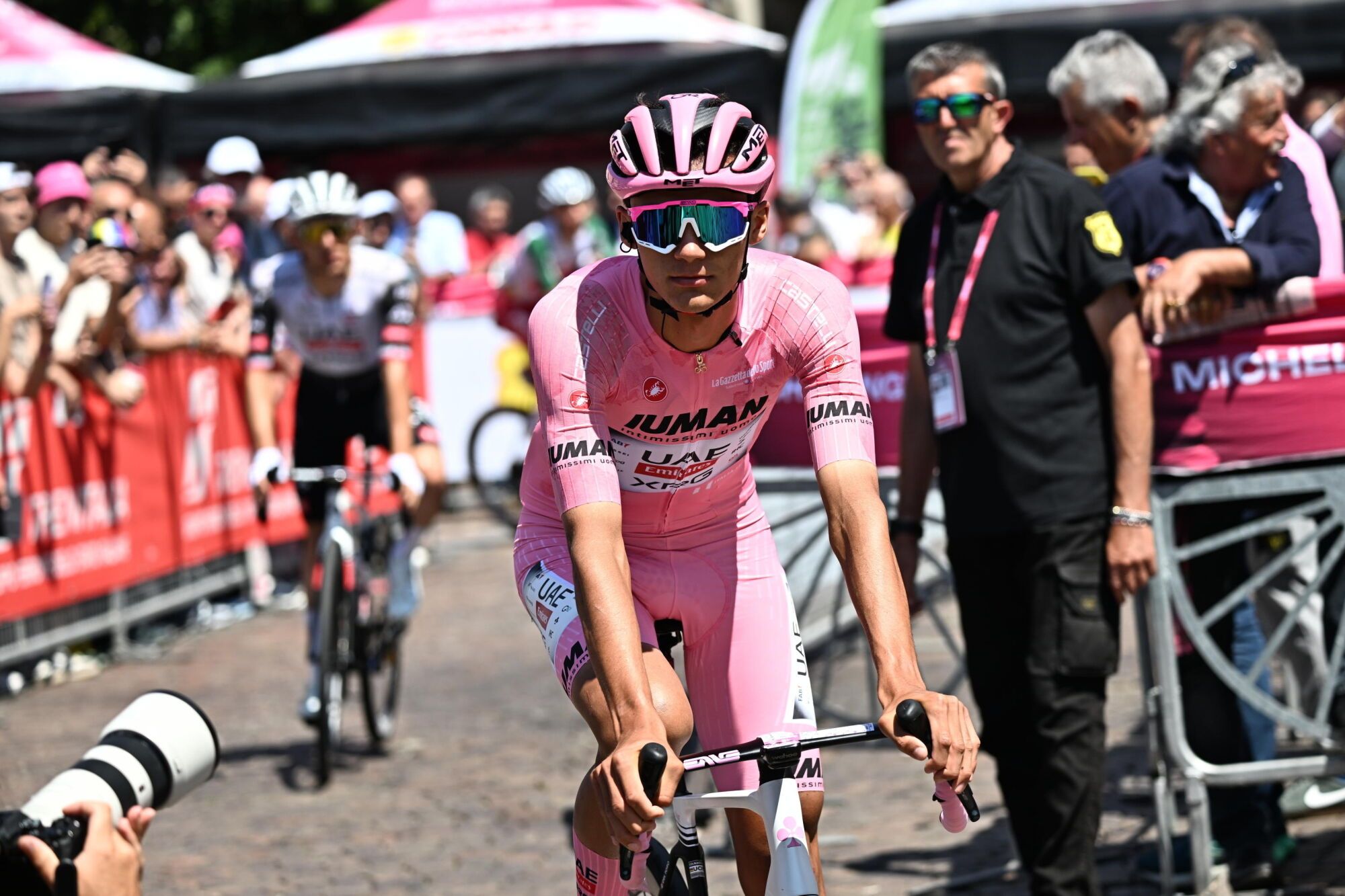 BIELLA (Italy), 30/05/2025.- Mexican rider Isaac Del Toro of UAE Team Emirates XRG wearing the overall leader's pink jersey, arrives to the start of 19th stage of the Giro d'Italia cycling race over 166 km from Biella to Champoluc, Italy, 30 May 2025. (Ciclismo, Italia) EFE/EPA/LUCA ZENNARO