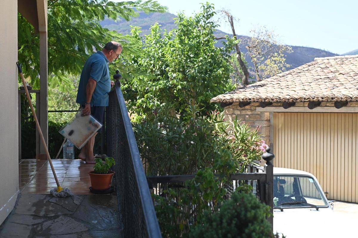 En imágenes | Vecinos de varios municipios vuelven a sus casas tras ser evacuados por el incendio de La Peña En imágenes | Vecinos de varios municipios vuelven a sus casas tras ser evacuados por el incendio de La Peña
