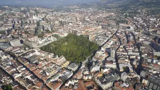 Oviedo a vista de pájaro: el helicóptero de la Policía Nacional sobrevuela la ciudad a 2.200 pies de altura