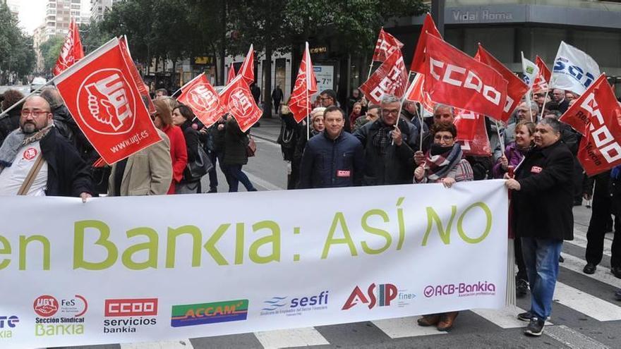 Delegados sindicales de BMN y Bankia se concentraban ayer ante la sede de la Gran Vía.