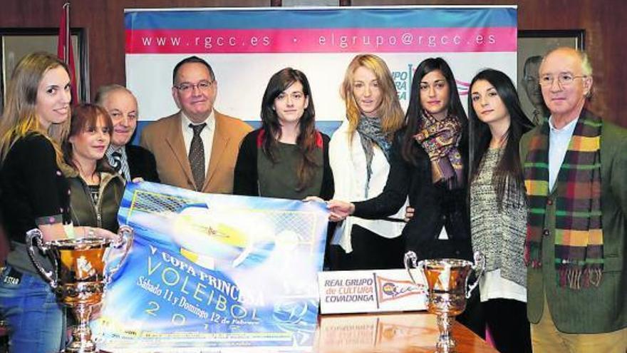 Jugadoras del equipo de voleibol, representantes de la Federación y directivos del Grupo, en la presentación de la Copa.