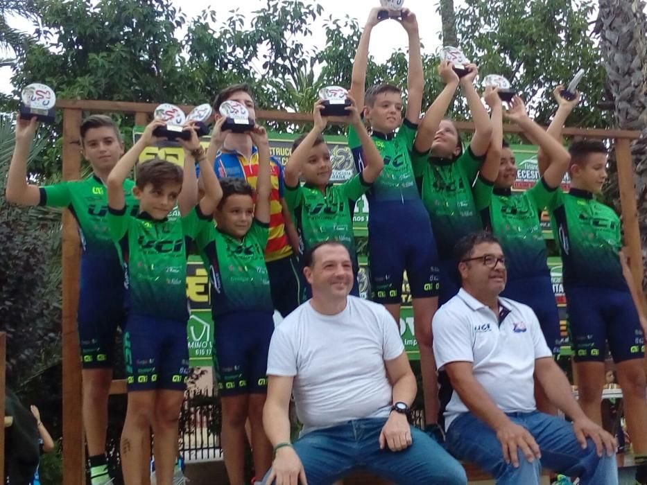 Las medallas que se entregaron a los ciclistas han sido elaboradas de manera artesanal por la ceramista Sol Pérez.