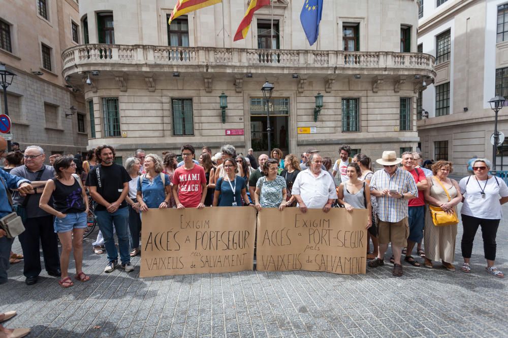Manos alzadas en Palma para la acogida de refugiados del Open Arms y el Ocean Viking