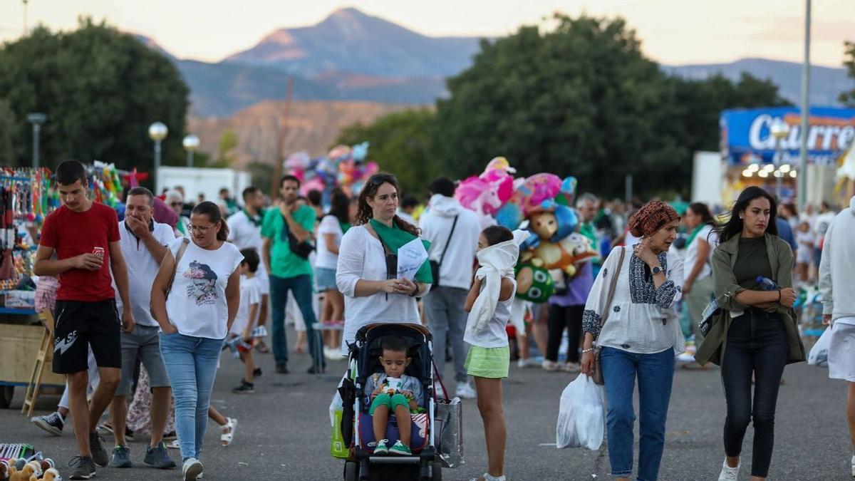 Oscenses y turistas ponen fin a las fiestas de San Lorenzo en el recinto ferial.