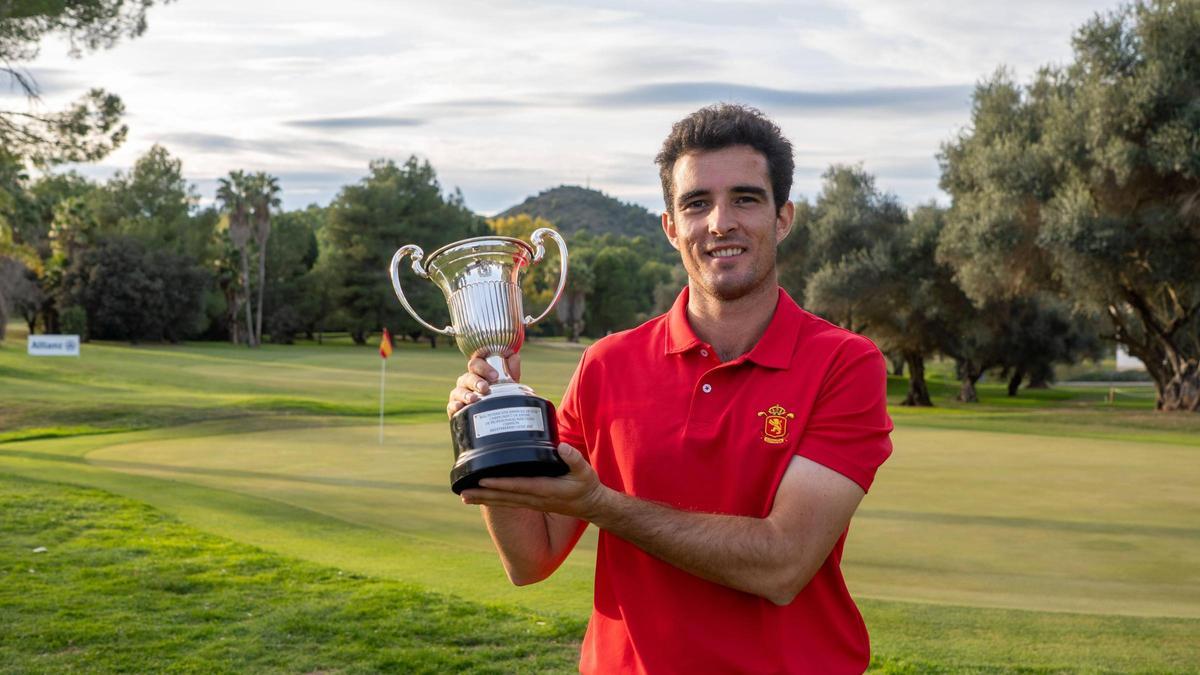 El ganador, con su trofeo en Mediterráneo Golf.
