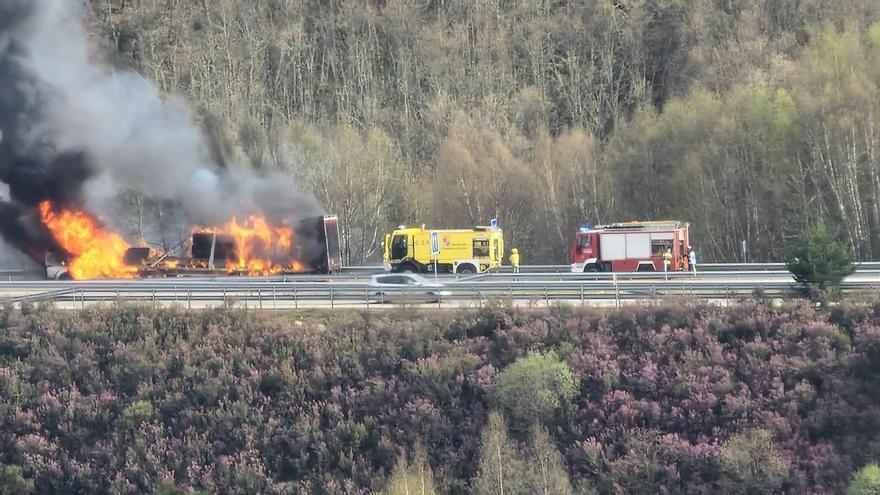 Reabierta la circulación en la A-52 sentido Madrid tras retirar el camión incendiado