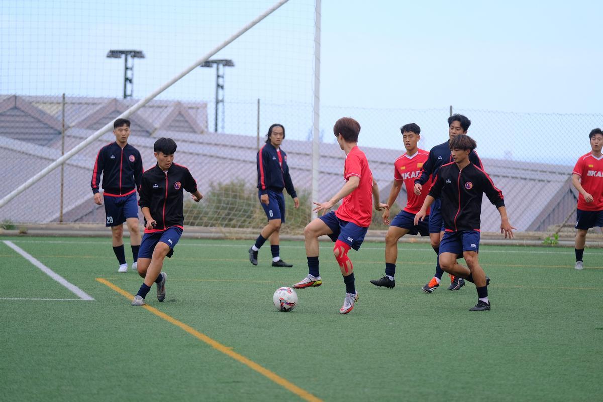La comunidad coreana juega al fútbol en el encuentro del López Socas