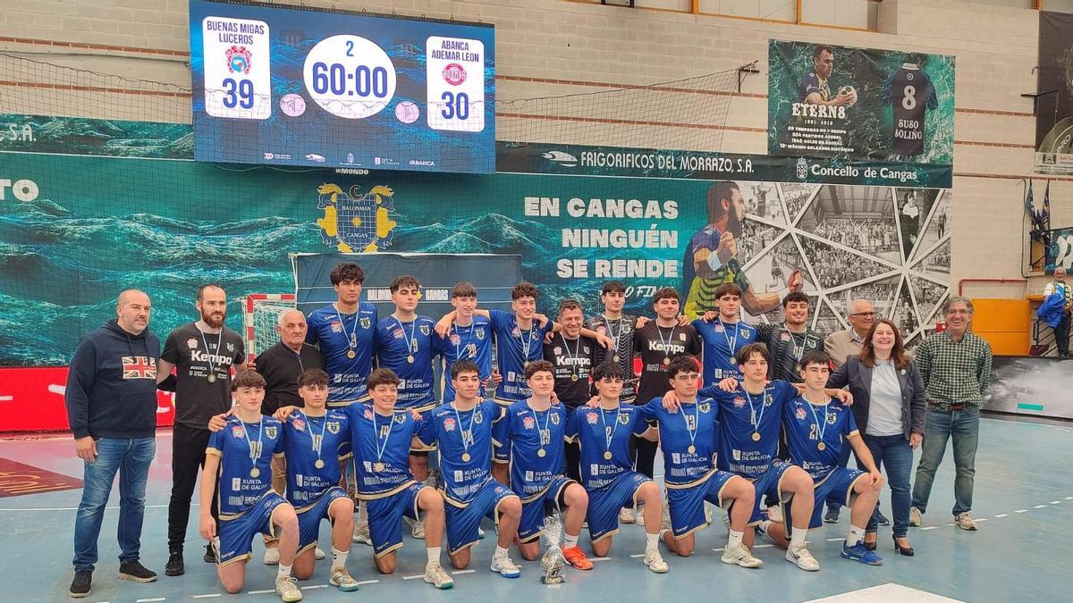 Equipo del Buenas Migas Luceros tras lograr su pase para la Final a Ocho en el Sector de Cangas.