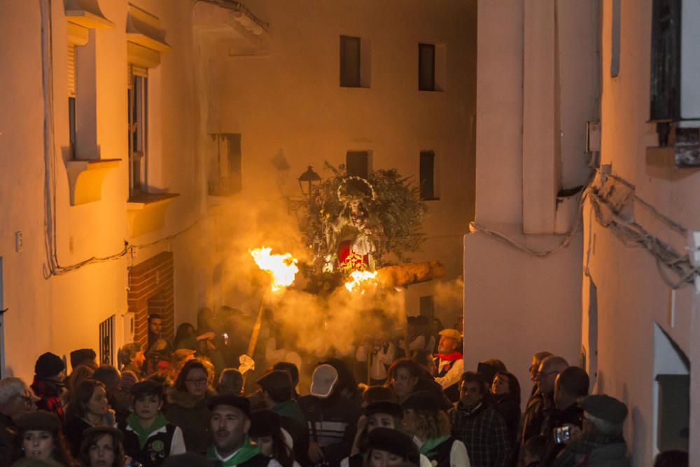 Fuego y villancicos acompañaron el camino de la Divina Pastora desde la ermita de la Veracruz