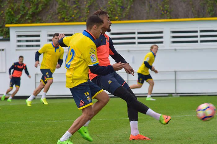 Entrenamiento de la UD Las Palmas, en Barranco ...