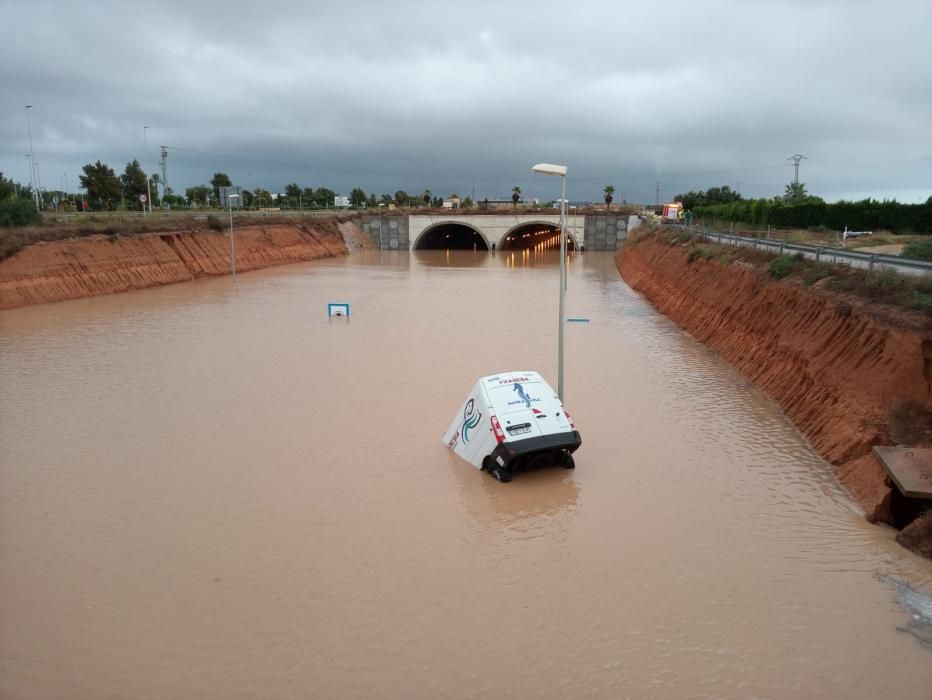 Rescatan a cuatro personas atrapadas en el túnel de la AP7 en Pilar de la Horadada