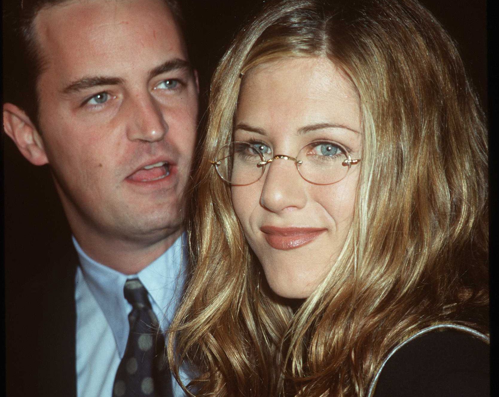 Jennifer Aniston y Matthew Perry en una premiere en 1998