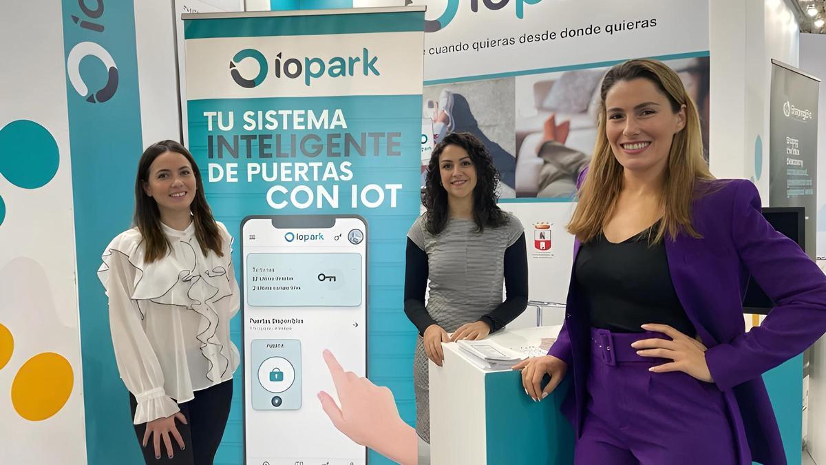 Susana Carrasco, CEO de IOPark, junto a Ángela Robles e Inmaculada Inchausti, trabajadoras de la empresa.
