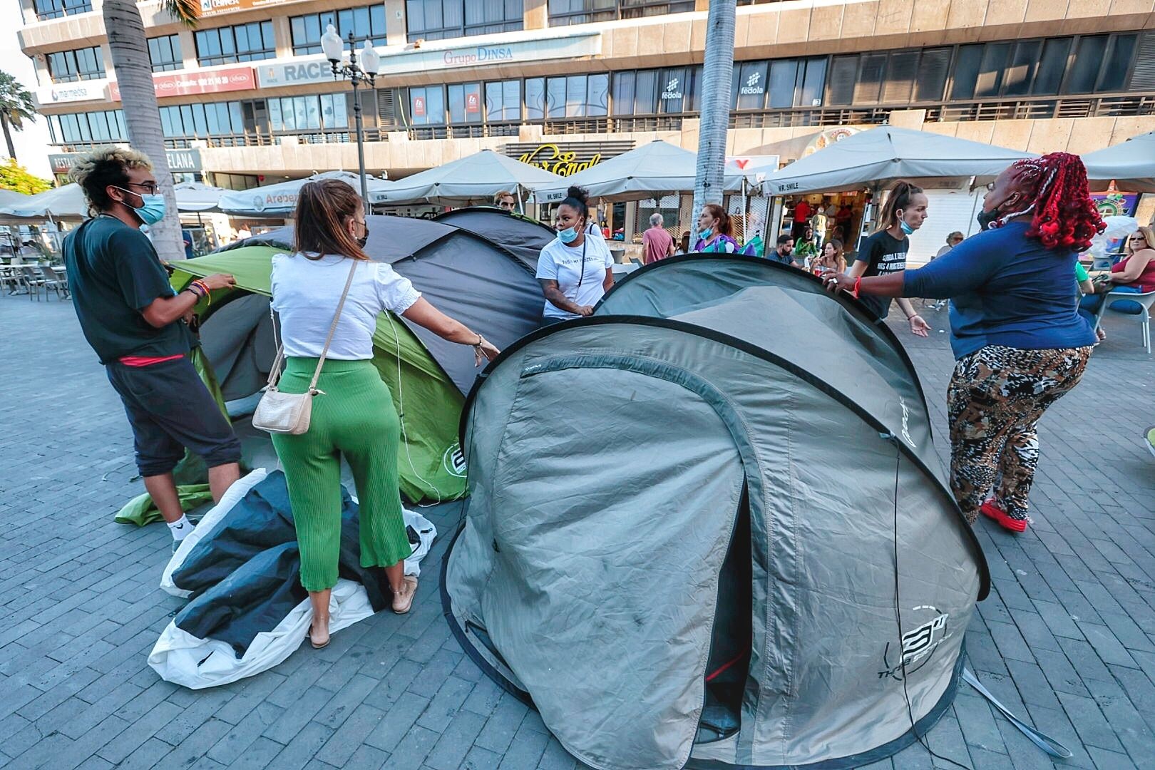 Traslado de la acampada de la plataforma antidesahucios en Santa Cruz