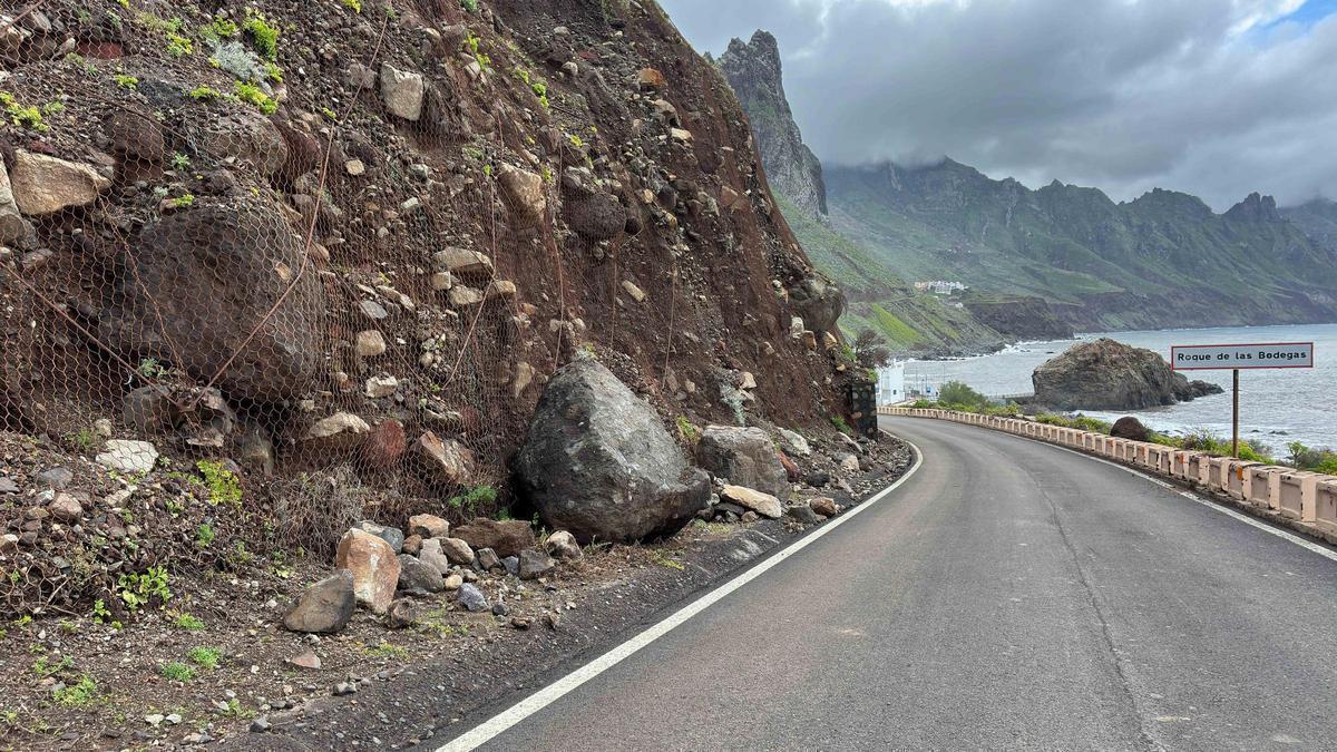 Una gran piedra sobre la carrtera e Lomo de las Bodegas durante el paso de la borrasca Therese en marzo pasado