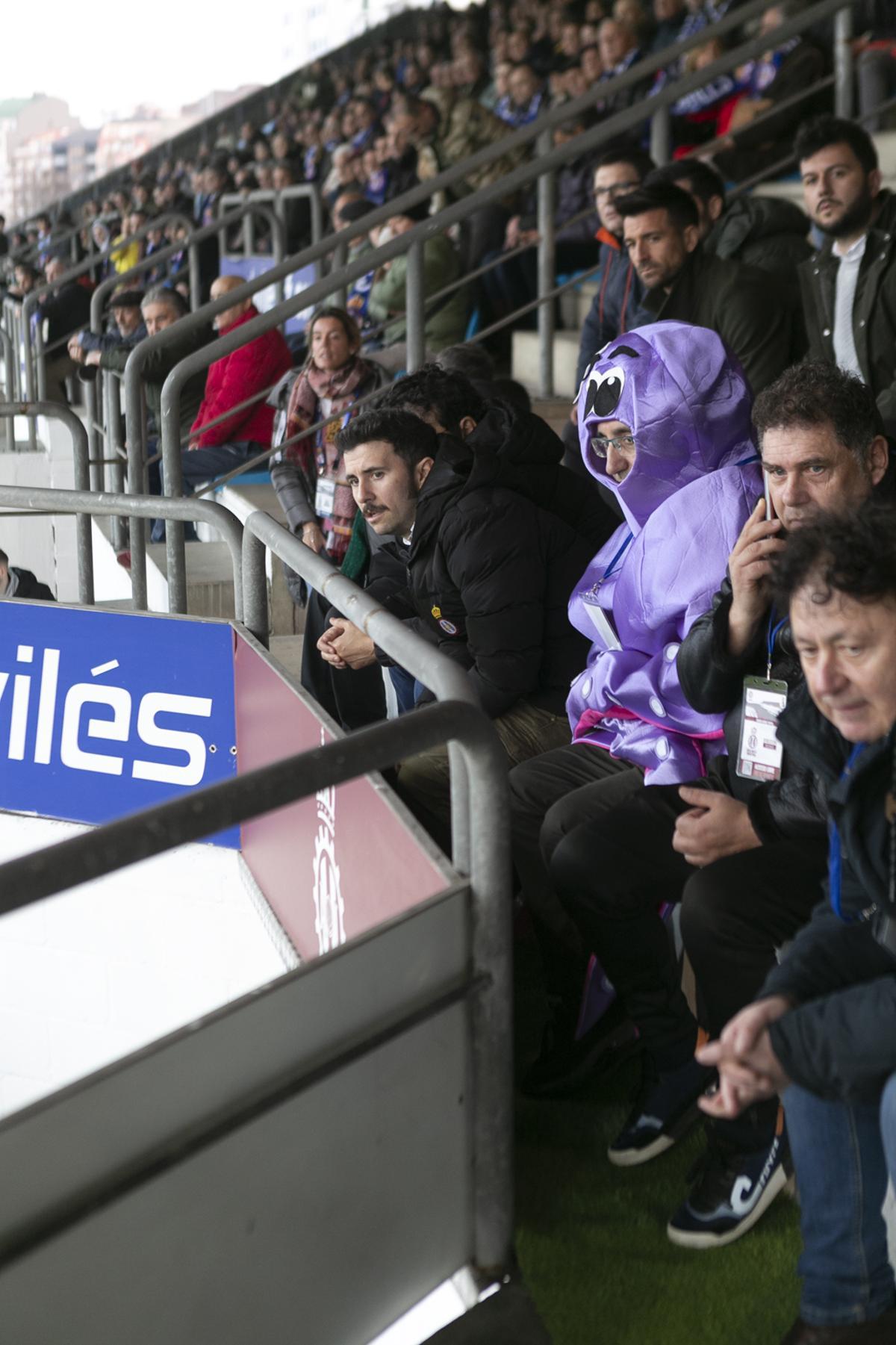 Así estaba el Suárez Puerta para recibir al Arenteiro: disfraces y miles de aficionados entregados