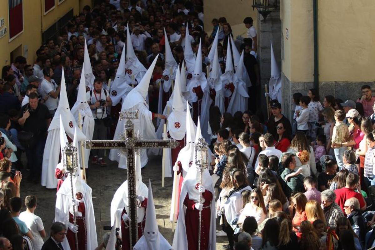Lunes Santo primaveral para albergar una simbiosis de marchas y silencio