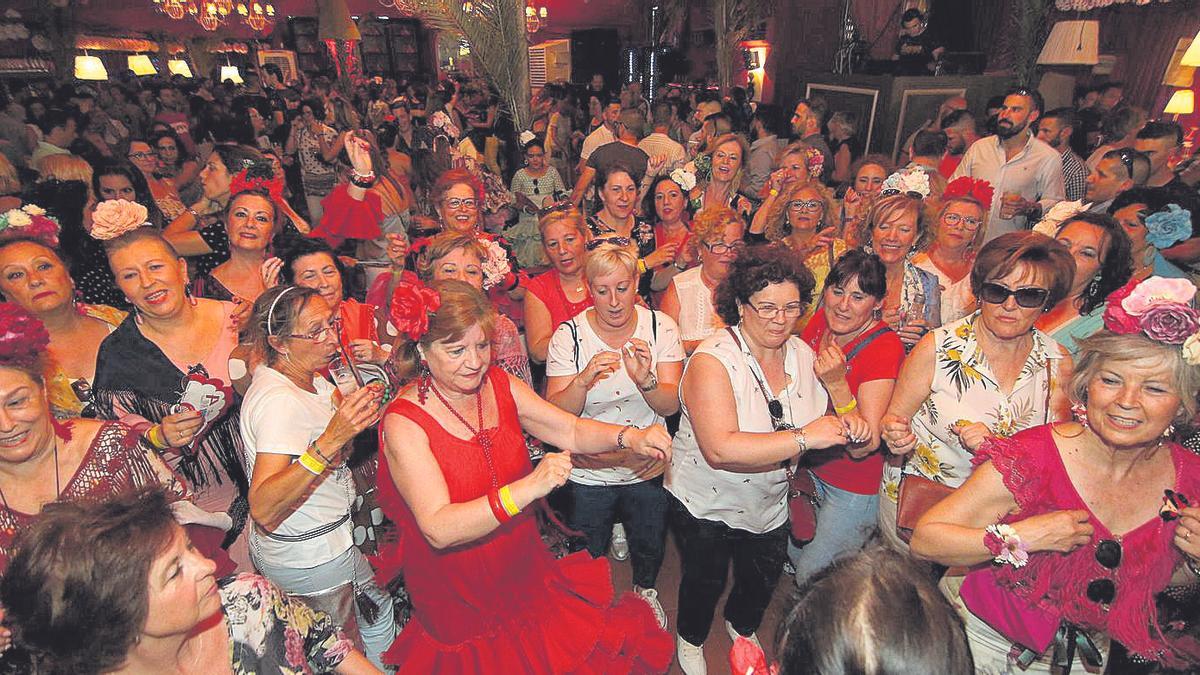 Grupo de amigas disfrutando en una de las casetas de la  Feria de 2019.