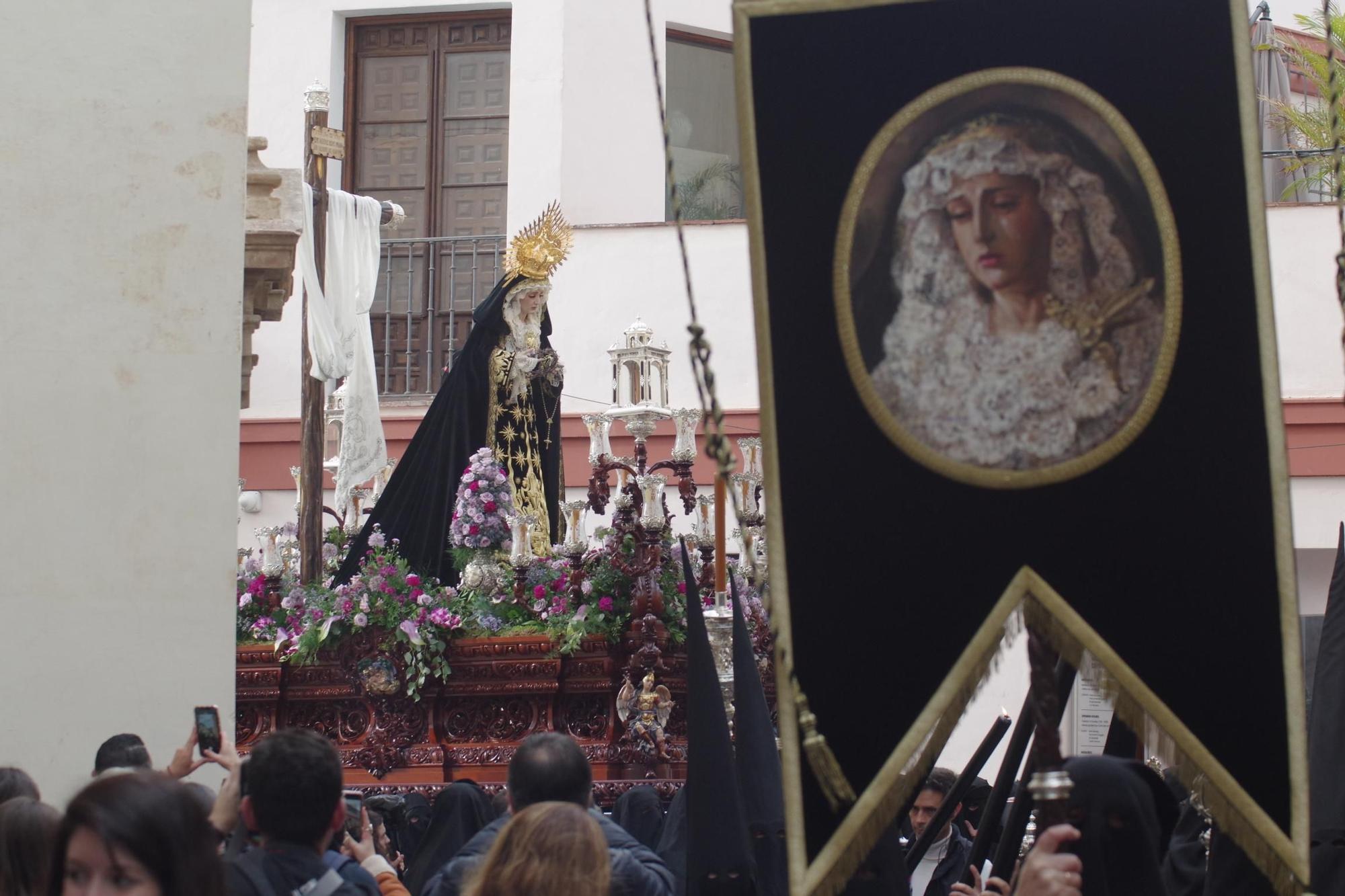 Salida de la Hermandad de la Santa Cruz en el Jueves Santo de Málaga.