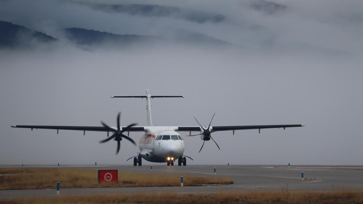 L'avió d'Air Nostrum que cobreix la ruta entre l'aeroport d'Andorra-La Seu i Palma de Mallorca, a la pista d'aterratge