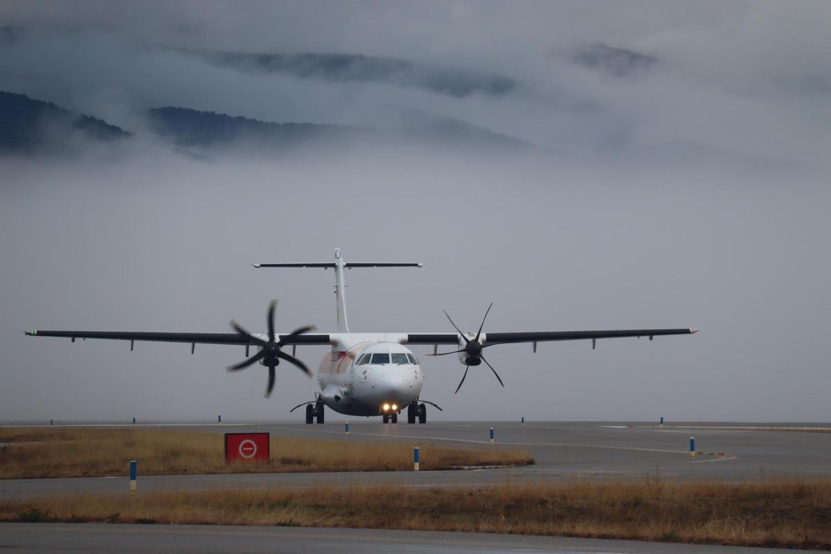 Un avió d'Air Nostrum que cobreix la ruta entre l'aeroport d'Andorra-La Seu i Palma de Mallorca, a la pista d'aterratge