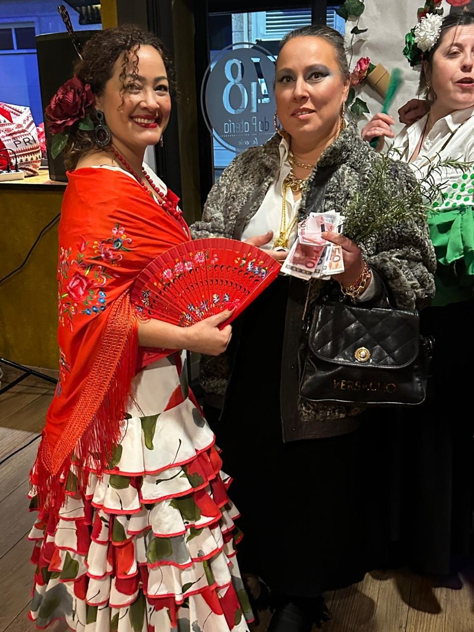 Asistentes a la fiesta de carnaval en el restaurante O 48 da Platería.