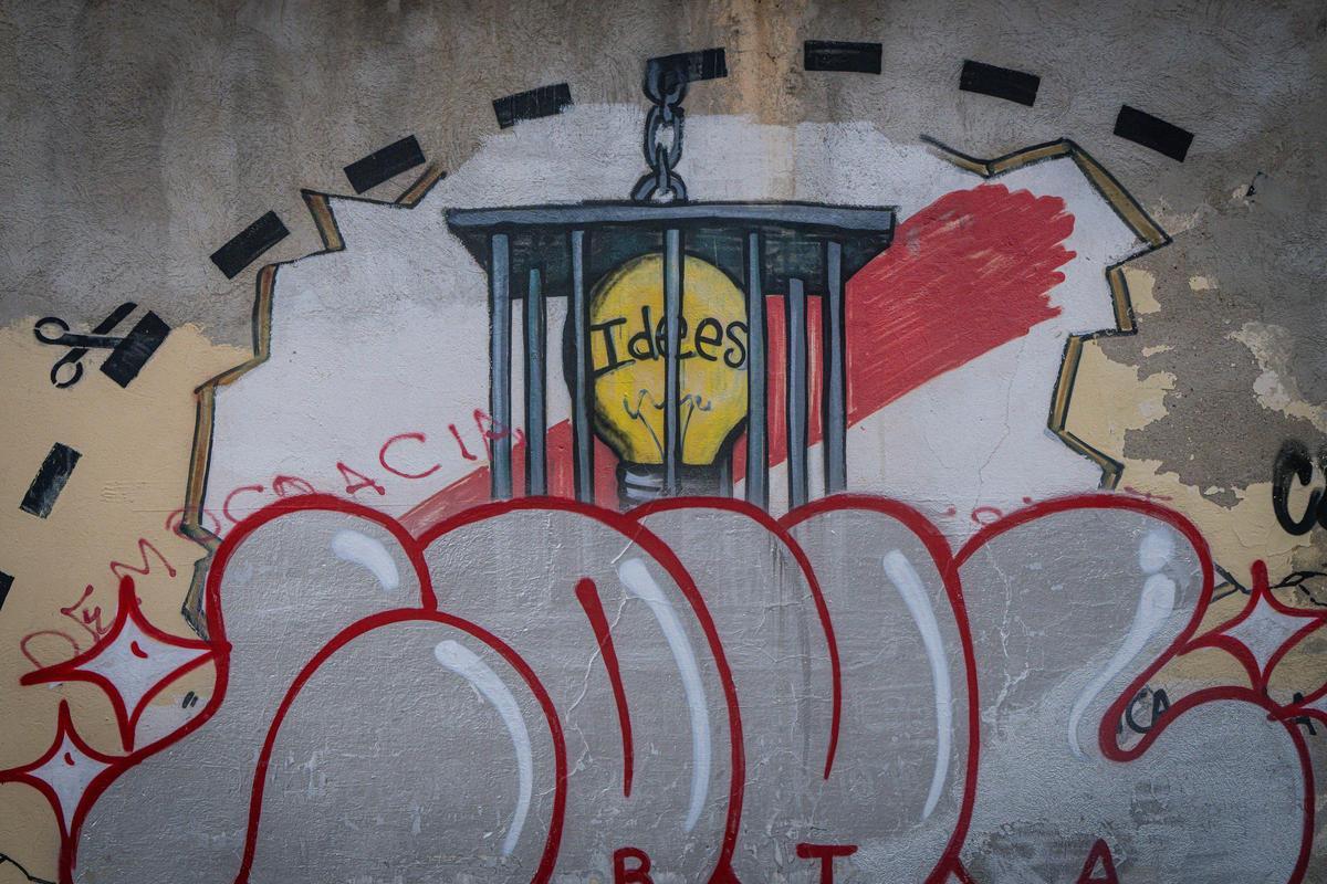 Murales pintados en las paredes de la cárcel Modelo de Barcelona