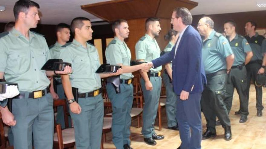 LA PROVINCIA DA LA BIENVENIDA A 13 nuevos agentes de la guardia civil. El Subdelegado del Gobierno en Castelló, David Barelles, y el Coronel Jefe de la Comandancia de Castelló, Miguel Fresneda, presidieron durante la mañana de ayer el acto de incorporación de nuevos guardias civiles destinados a distintos cuarteles de la Comandancia de la Guardia Civil de Castelló. En total 13 son los nuevos agentes que se incorporan a la plantilla en la provincia, procedentes de los Centros de Formación de la Guardia Civil.