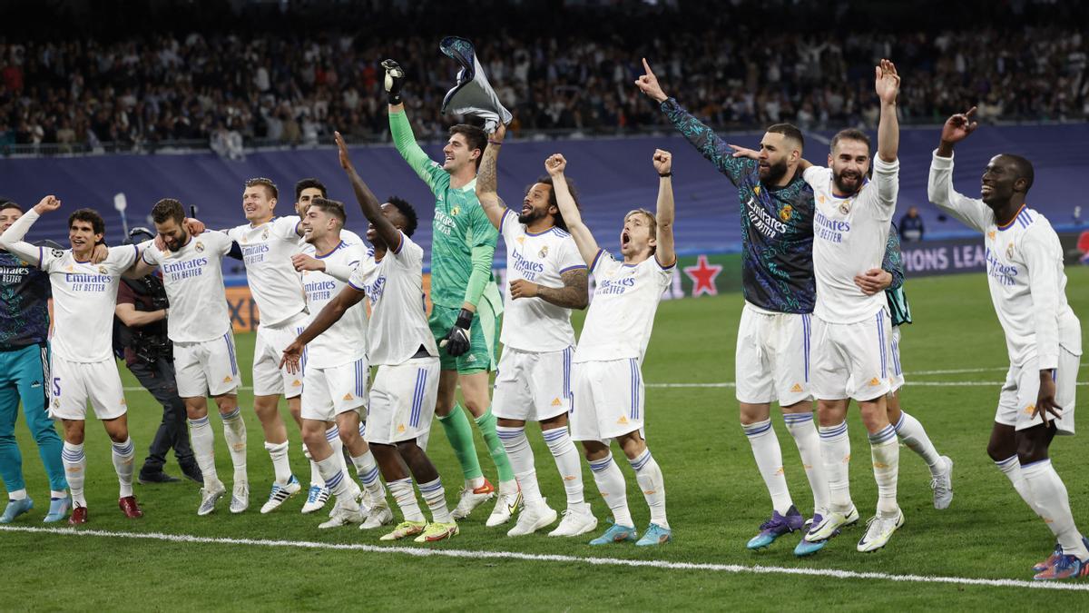 Los jugadores del Real Madrid celebran llegar a la final de la Champions League tras el partido.