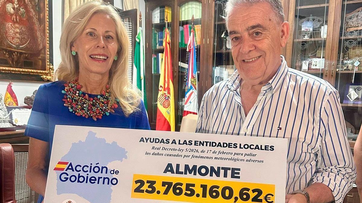La subdelegada del Gobierno en Huelva, María José Rico, y el alcalde de Almonte, Paco Bella, en la entrega simbólica de la subvención.