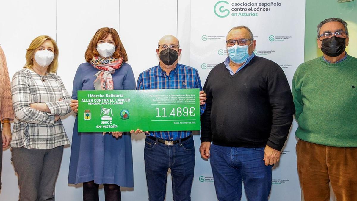 La entrega del cheque en favor de la Asociación Española Contra el Cáncer. |   