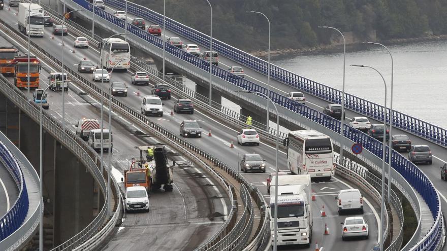 Tráfico en el Puente de
Rande, tras la inauguración
pero todavía en obras. 
  | // RICARDO GROBAS