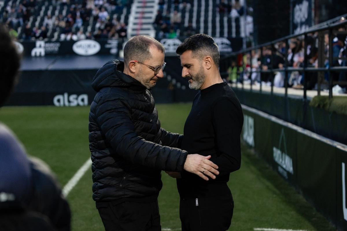Iván Ania, entrenador del Córdoba, junto a José Juan Romero, técnico del Ceuta, antes del encuentro.