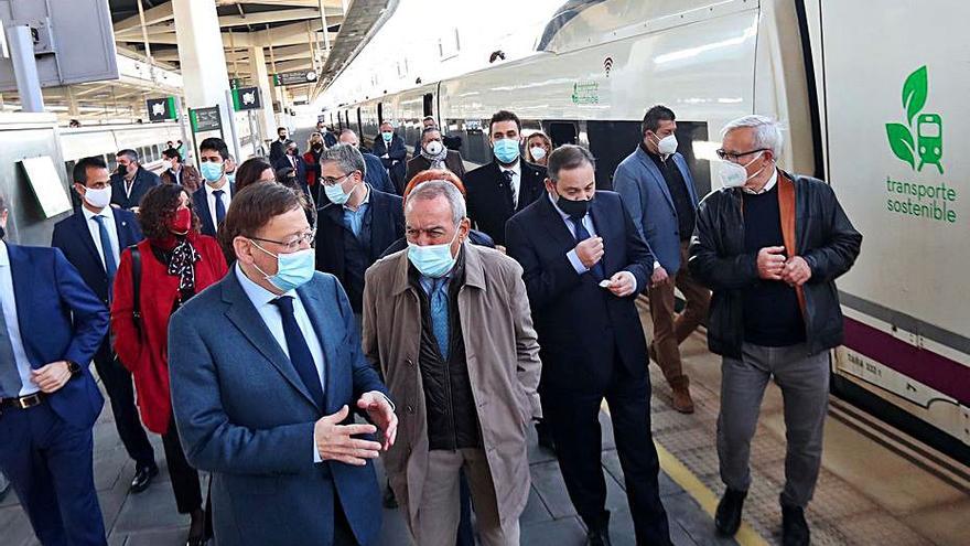 La comitiva tras visitar la muestra ubicada en un tren. | LEVANTE-EMV