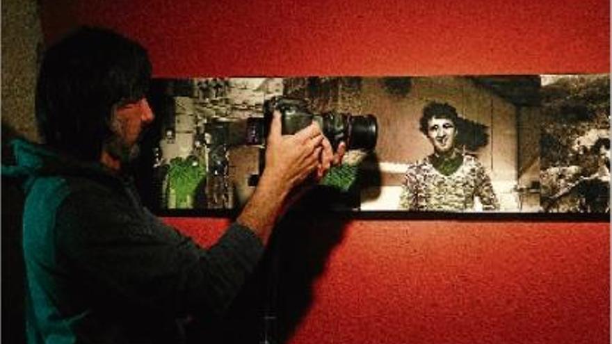 Un periodista fotografia una imatge de l&#039;escriptor Roberto Bolaño, que forma part de l&#039;exposició del CCCB