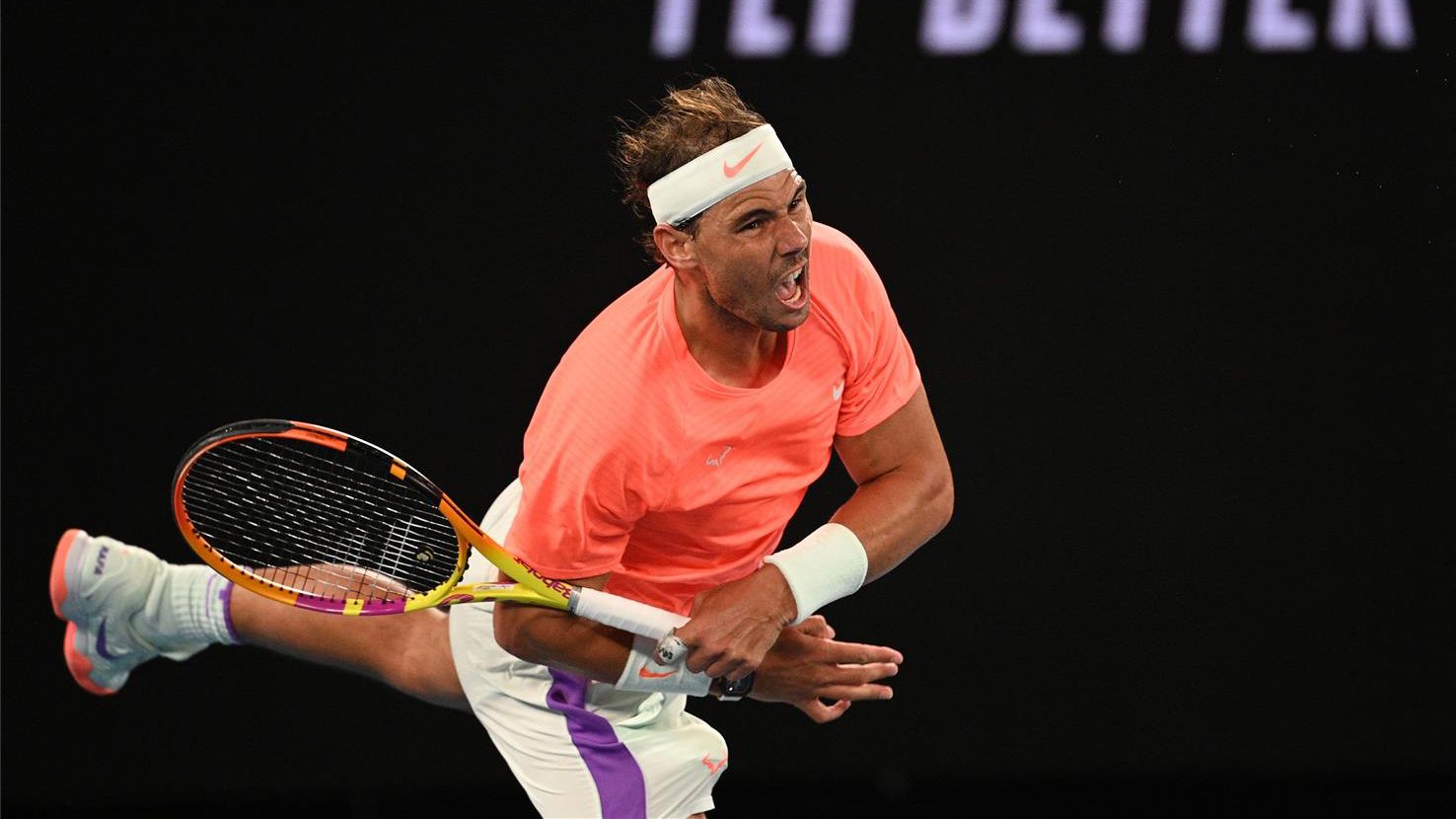 Rafa Nadal saca en Australia