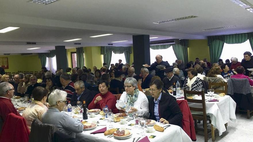 Participantes en la comida solidaria en &quot;Los Castaños&quot;.