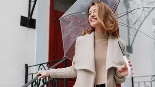 Llega la lluvia: estate preparada con las gabardinas más en tendencia