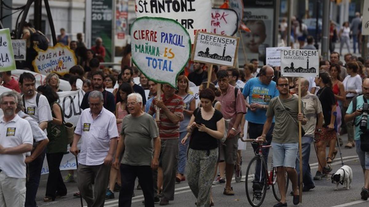 Protesta contra la proliferación de turistas y del sector turístico en la ciudad en el Jardinets de Gràcia.