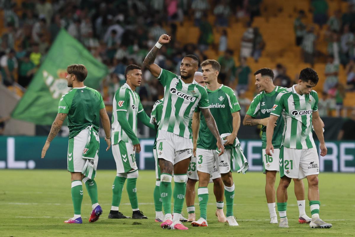 Los jugadores del Betis celebran la victoria ante la Real, al término del partido de LaLiga que Betis y Real Sociedad en el estadio de La Cartuja