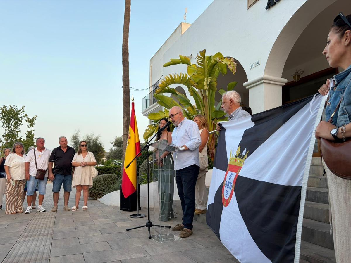 Galería: Concentración en apoyo a Ceuta en el Ayuntamiento de Sant Josep