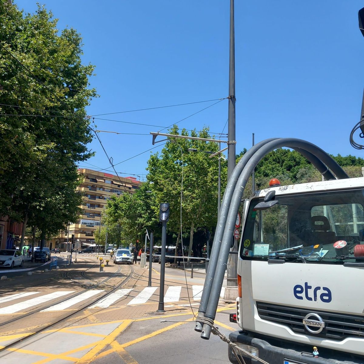 Un camión arrastra la catenaria del tranvía