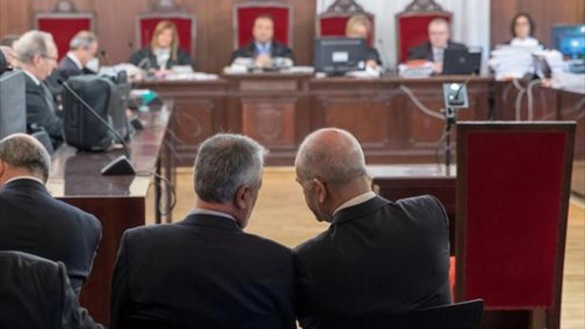 Los expresidentes Griñán y Chaves, ayer, en la sala de la Audiencia de Sevilla.