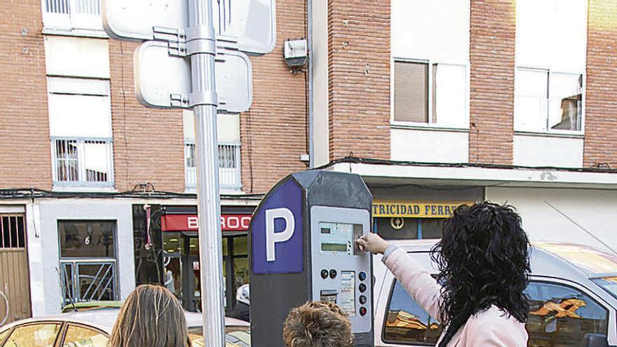 Una ciudadana saca un ticket de la ORA en zona azul.