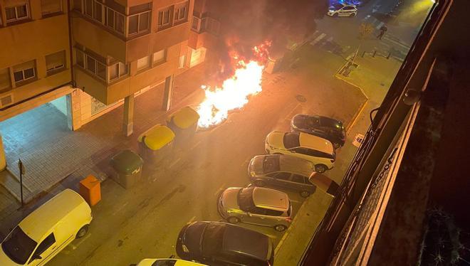 Imágenes del incendio de contenedores en Alcoy