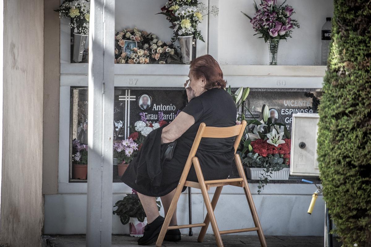 Miles de oriolanos se han acercado al cementerio a honrar a sus difuntos Miles de oriolanos se han acercado al cementerio a honrar a sus difuntos